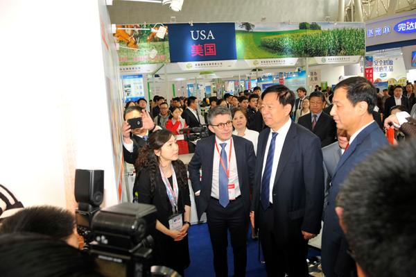黑龍江省副省長孫堯與中國檢驗檢疫學(xué)會會長魏傳忠參觀法國展團(tuán)
