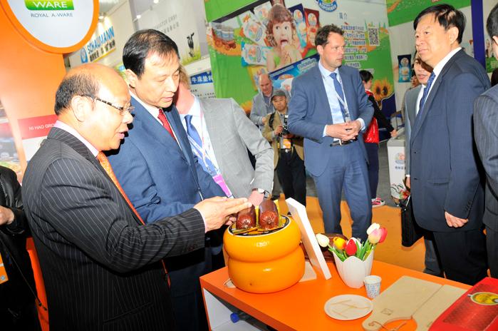  黑龍江省副省長孫堯與中國檢驗檢疫學(xué)會會長魏傳忠參觀荷蘭展團(tuán)